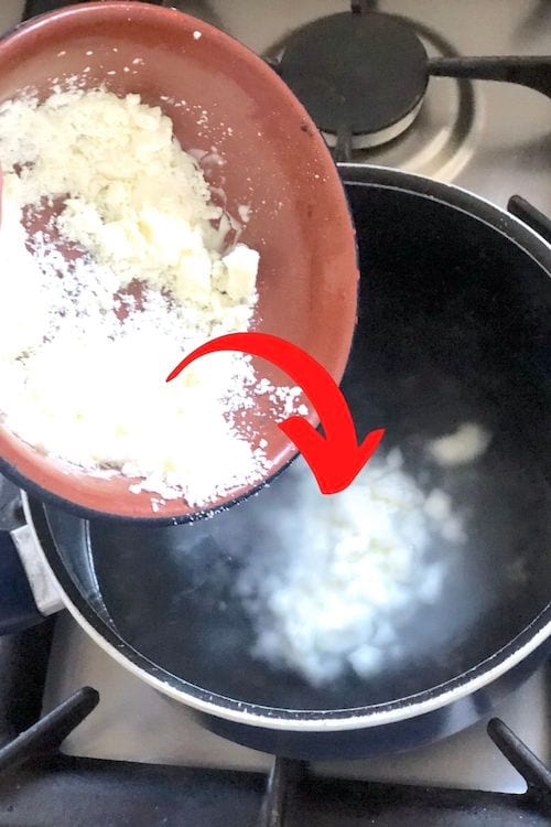 de la maïzena versée dans de l'eau chaude pour faire de la colle maison