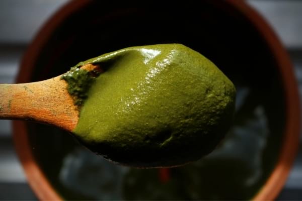 préparation de henné pour colorer les cheveux