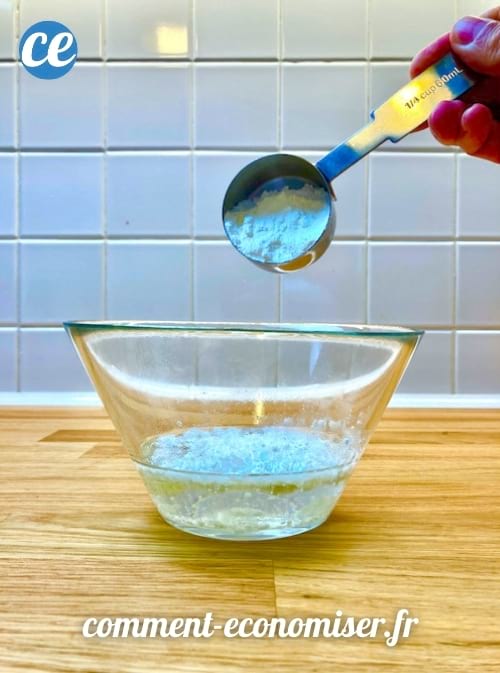 Pour faire du déo fait maison, on mélange de l'huile de coco, du fécule de maïs et du bicarbonate.
