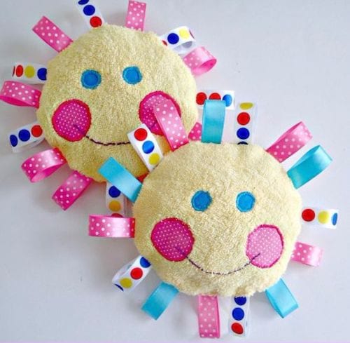 Jouets pour bébés fabriqués à la main avec une serviette 