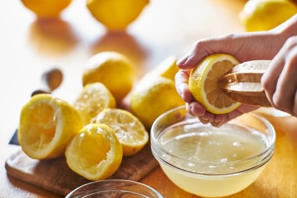 jus de citron pour éclaircir les cheveux