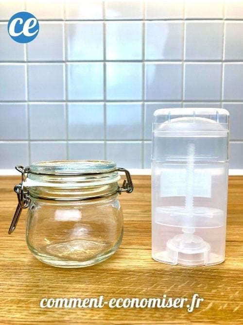 Un petit bocal en verre et un étui "stick" pour déodorant.