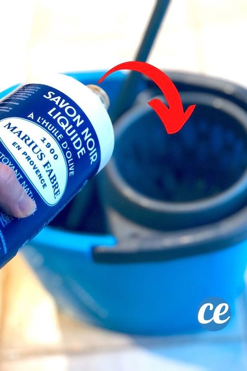 un nettoyant pour sol fait avec du savon noir