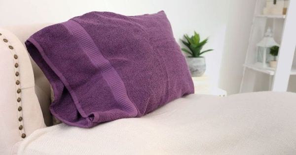 Oreiller avec une serviette violette