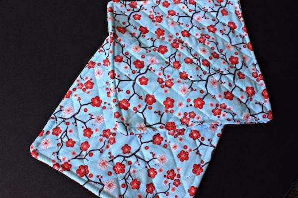 Porte-casseroles avec une décoration florale 