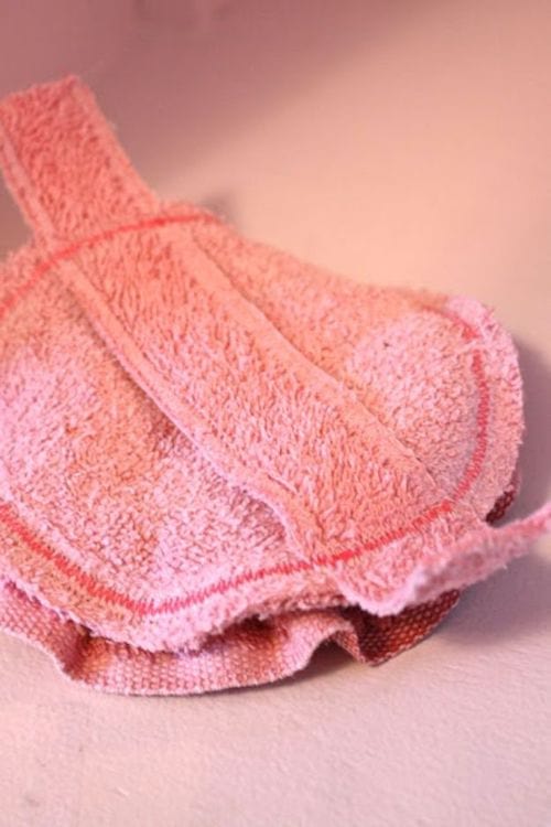 Vieux pouf de bain rose