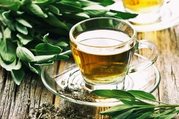 infusion de sauge pour colorer les cheveux