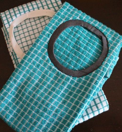 Serviette transformée en bavoir