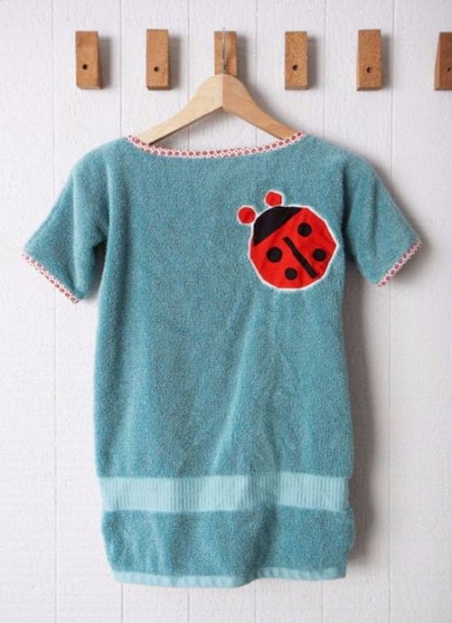 Serviette de bain pour en faire un peignoir pour enfants