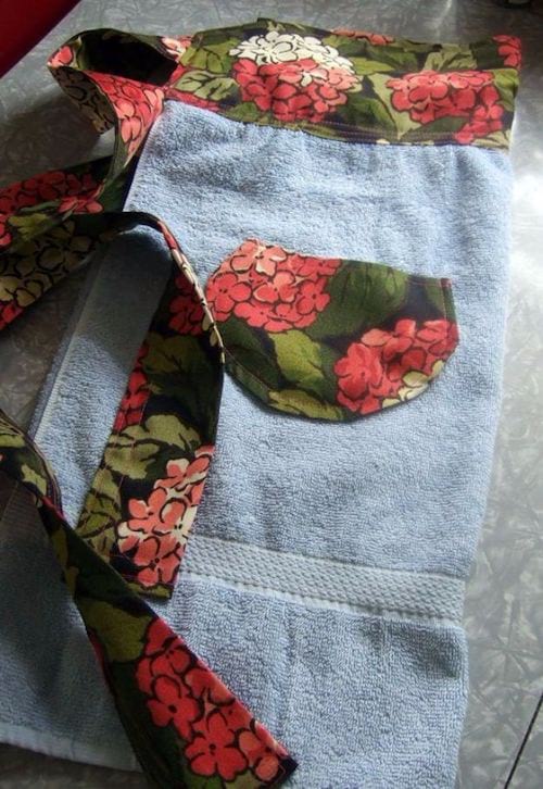 Tablier avec une serviette de bain