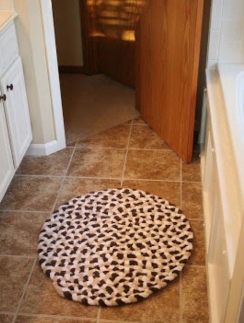 Tapis tressé avec une serviette 