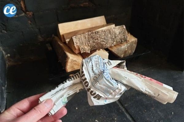 allumer un feu avec du journal