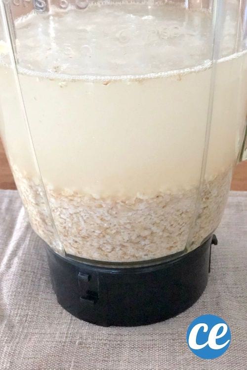 des flocons d'avoine et de l'eau pour faire du lait d'avoine maison