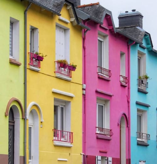 Des maisons de toutes les couleurs dans les rues de brest ville pas cher en loyer