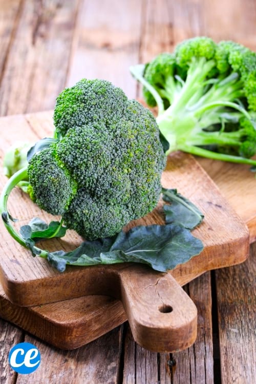 Les légumes crucifères, comme ce brocoli sur une planche en bois, facilitent la perte de poids.