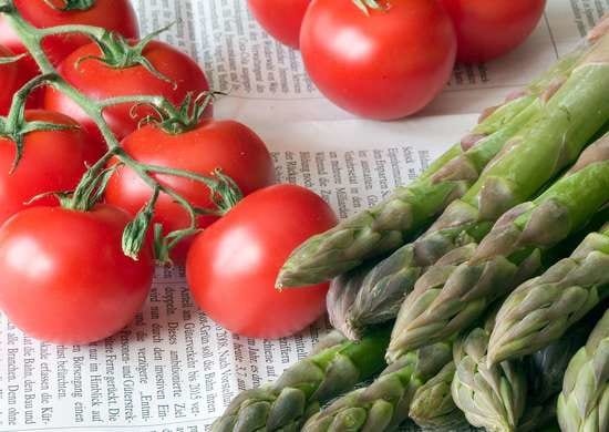 tomate et asperge sur papier journal