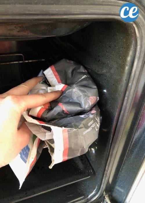 nettoyer le four avec du papier journal