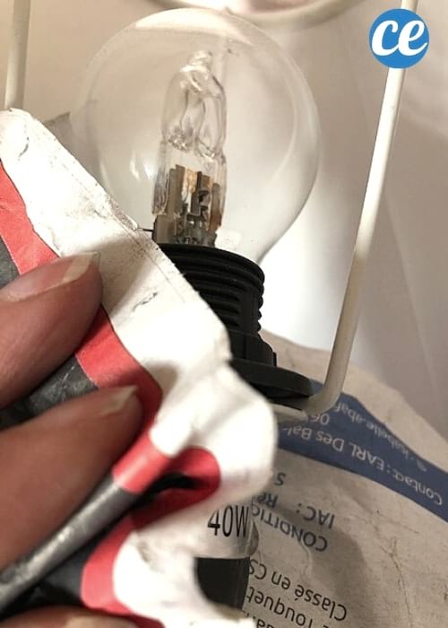 dévisser ampoule avec du journal