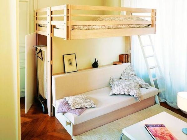 un dressing installé sour un lit mezzanine