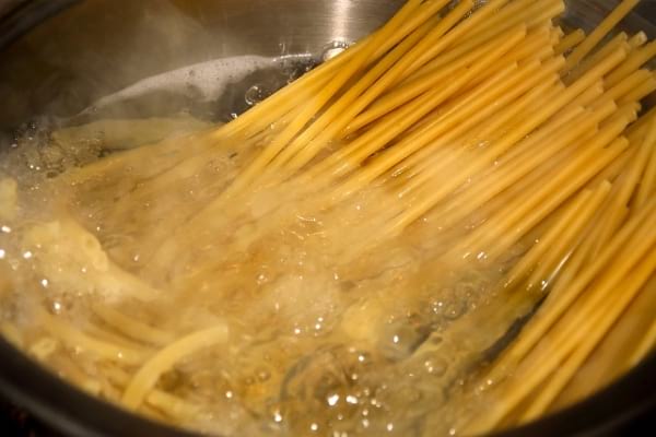 Des spaghettis qui cuisent dans l'eau bouillante