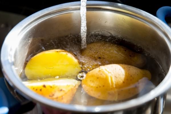 Des pommes de terre qui cuisent dans l'eau bouillante