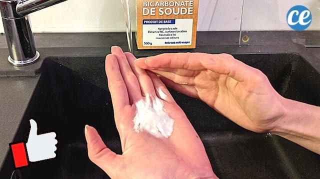 Des mains qui sentent mauvais et qui sont nettoyées avec du bicarbonate