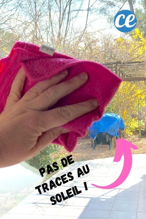 Essuyez les vitres avec un chiffon microfibres pour éliminer les traces