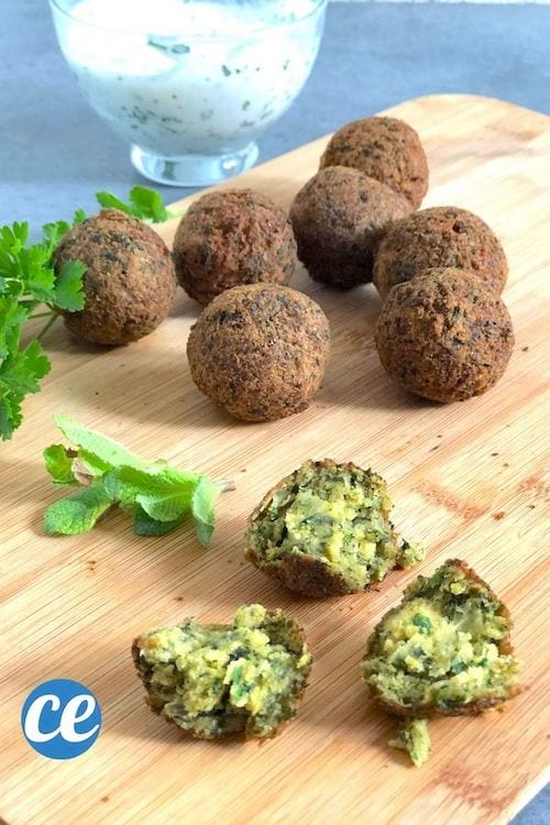 Des falafels faits maison avec une sauce blanche