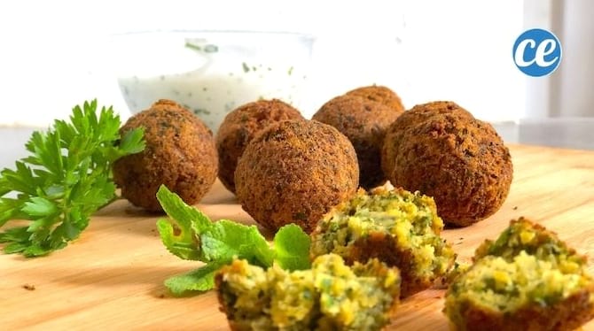 des falafels faits maison avec une sauce blanche et des herbes aromatiques