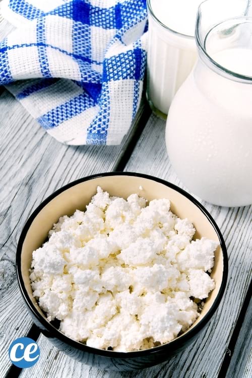 Un bol de fromage cottage, un fromage blanc qui aide à perdre du poids.