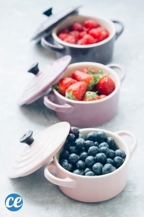 Des fruits rouges présentés dans de petites cocottes : délicieux; ils peuvent aussi vous aider à perdre du poids.