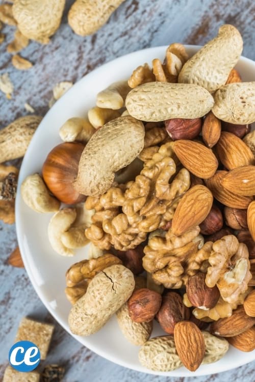 Des noix et autres fruits à coque dans un bol, parfaits pour grignoter lorsque vous suivez un régime minceur.