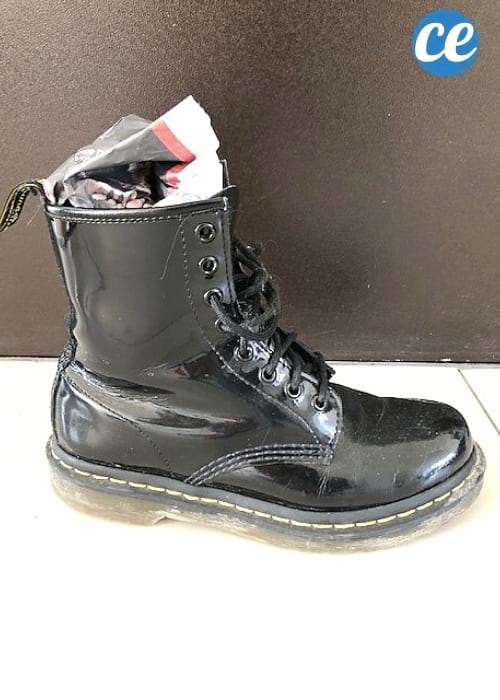 journal dans les chaussures pour garder la forme