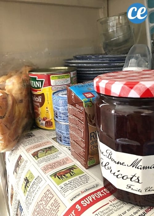 papier journal sur les étagères