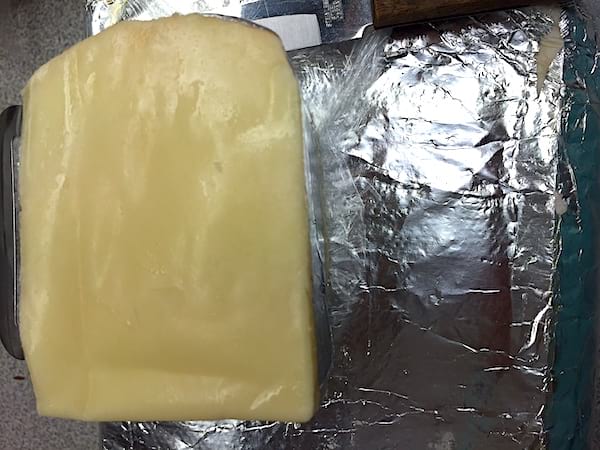 Le fromage se conserve beaucoup plus longtemps dans du papier d'aluminium.