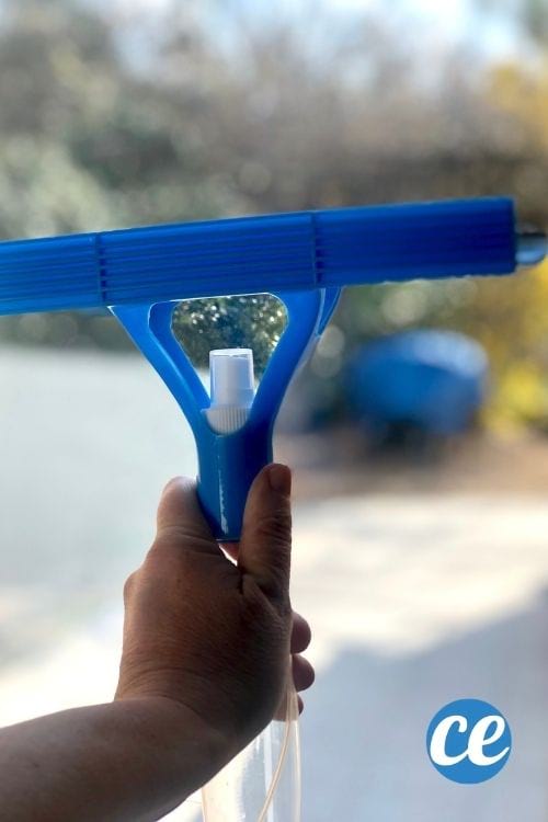 Nettoyer les vitres sales avec une raclette pour ne pas avoir de traces