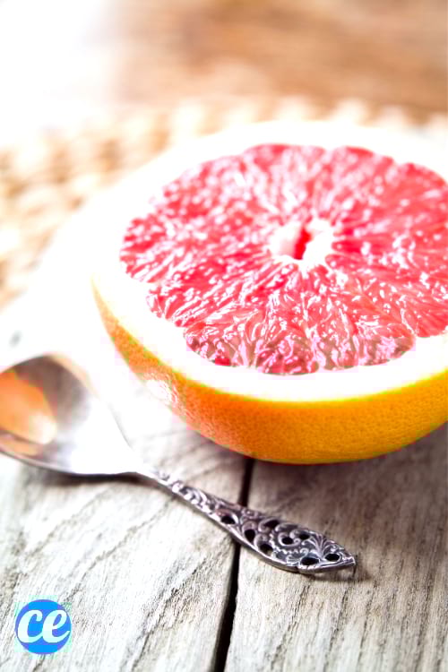 Manger un demi-pamplemousse frais avant chaque repas entraîne une perte de poids.