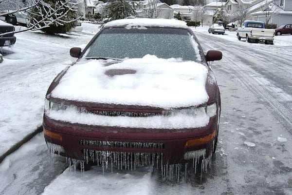 pare-brise protégé par journal