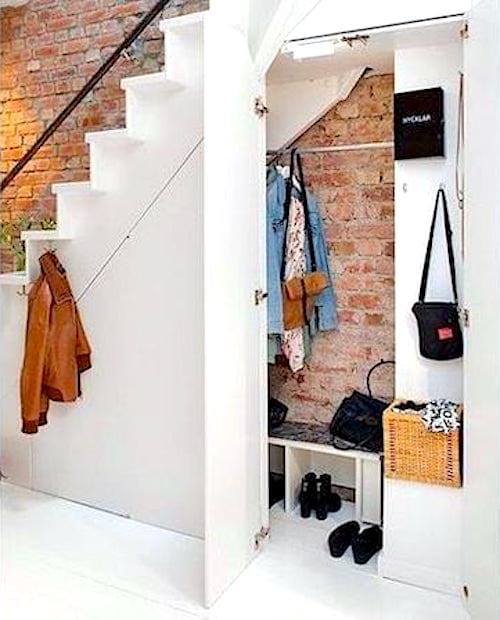 Un petit dressing sous l'escalier pour gagner de la place