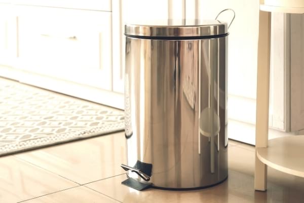 Une poubelle en inox toute propre après avoir été nettoyée