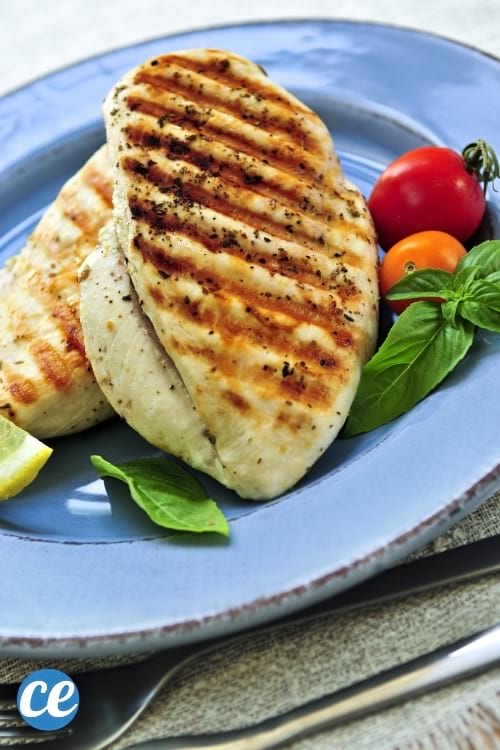 Manger de la viande maigre, comme ce blanc de poulet sur une assiette, permet de perdre du poids plus facilement.