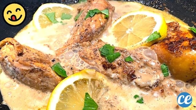 Du poulet crémeux à l'ail et citron dans une poêle avec du persil