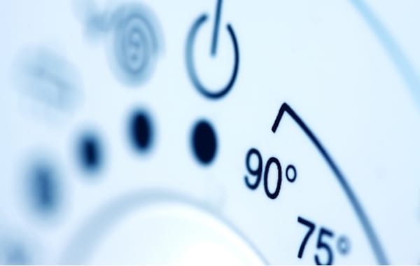 La lessive liquide se dissout parfaitement dans l’eau de lavage.