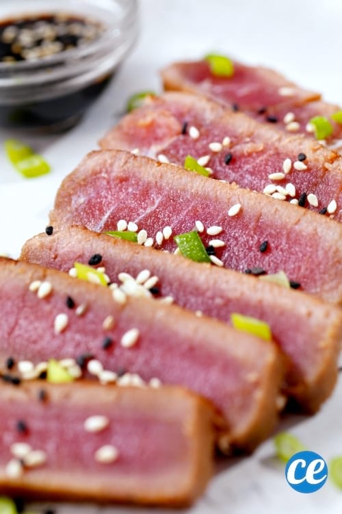 Manger du thon aide à faire perdre du poids, comme ce steak de thon grillé en aller-retour.