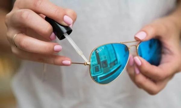 Vernis à ongles qui servent à resserrer des lunettes de soleil 
