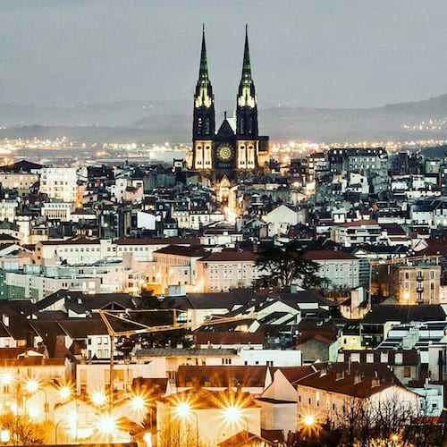 Une vue de Clermont-Ferrand de haut et de sa cathédrale
