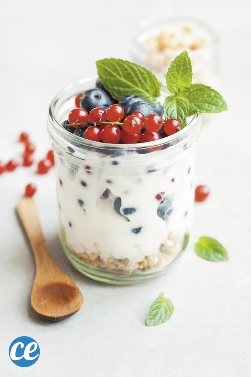 Du yaourt au lait entier avec des fruits rouges : un aliment idéal si vous essayez de perdre du poids.