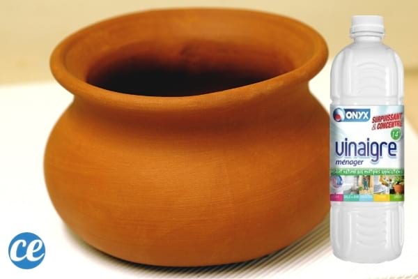 pot en terre cuite propre et vinaigre blanc