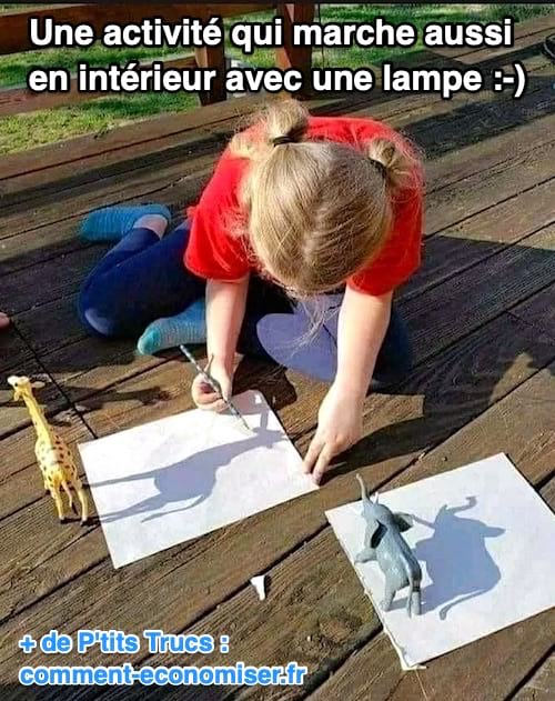 Une enfant qui reproduit une figurine sur une feuille de papier grâce à l'ombre du soleil