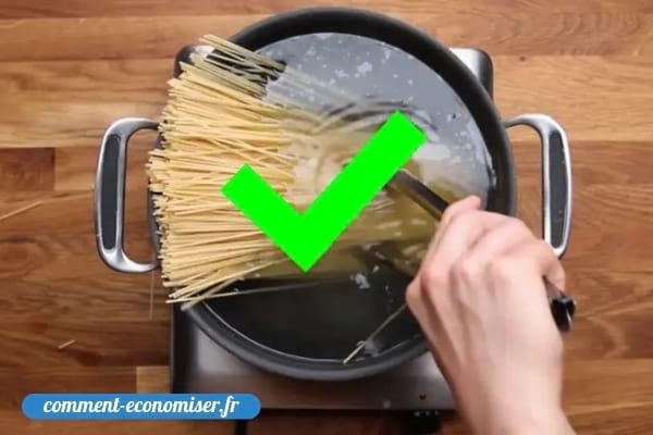 Faites cuire les pâtes dans une grande casserole d’eau.